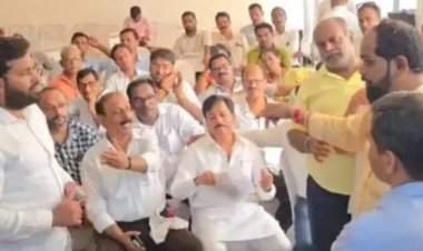 सावंतवाडीत वीज समस्यांबाबत सर्वपक्षिय नेतेमंडळींनी, ग्राहकांनी महावितरणच्या अधिकाऱ्यांना धरले धारेवर.