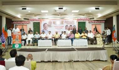 कुडाळ येथे सिंधुदुर्ग जिल्हा महायुती पदवीधर निवडणूक आढावा बैठक संपन्न.  महायुतीकडून पदवीधर मतदार संघाचे उमेदवार निरंजन डावखरे.