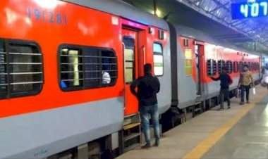 कोकण रेल्वे मार्गे धावणाऱ्या उधना-मंगळूरू एक्सप्रेसला आजपासून अतिरिक्त डबा जोडणार.