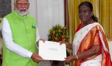 नरेंद्र मोदींनी राष्ट्रपती द्रौपदी मुर्मू यांच्याकडे पंतप्रधानपदाचा राजीनामा दिला.  राष्ट्रपतींकडून राजीनामा मंजूर.