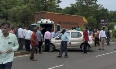 मुंबई - गोवा महामार्गावर जानवली येथे दुचाकीची कारला धडक; दोघे जण जखमी.
