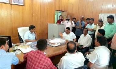 वीज समस्या सोडविण्यासाठी माणगाव खोऱ्यातील सरपंच व ग्रामस्थांनी अधिक्षक अभियंत्यांना घातला घेराव.  आ.वैभव नाईक यांनी उपस्थित राहून कुडाळमधील वीज समस्या तात्काळ सोडविण्याच्या दिल्या स्पष्ट सूचना.