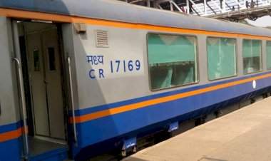 जनशताब्दी एक्स्प्रेसच्या इंजिनमध्ये आरवली दरम्यान बिघाड; आरवली स्थानकात ट्रेनचा तासभर खोळंबा.