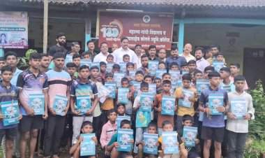 भारतीय नाविक सेना युनियन यांच्यावतीने साखरपा येथील महात्मा गांधी हायस्कुल येथे गरजू विद्यार्थ्यांना वह्यावाटप.