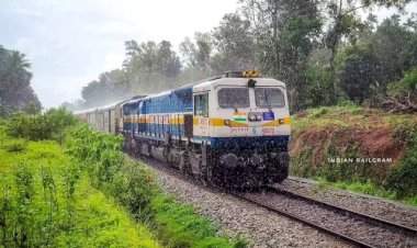 मुंबईतून आज रात्री कोकणात निघणाऱ्या प्रवाशांसाठी कोकणकन्या, तुतारी पाठोपाठ विशेष गाडी धावणार.