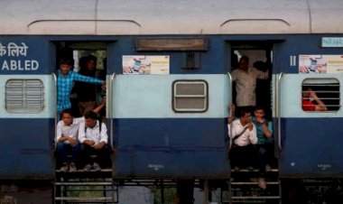 आरक्षित तिकीट नसलेल्या प्रवाशांना रेल्वे गाडीतून प्रवास करण्यास बंदी.