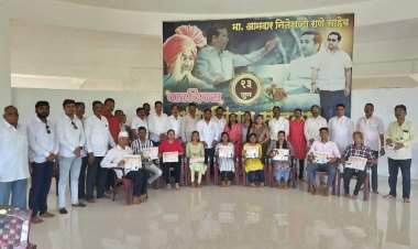 वैभववाडी येथे आमदार नितेश राणे यांच्या वाढदिवसानिमित्त गुणवंत विद्यार्थ्यांना भेटवस्तू व वीज वितरण कर्मचाऱ्यांना रेनकोटचे वाटप.