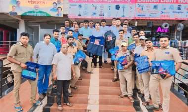 आमदार नितेश राणे यांच्या वाढदिवसानिमित्त भाजपा युवा मोर्चाच्या वतीने देवगड व पडेल येथे वीज कर्मचाऱ्यांना रेनकोट वाटप.