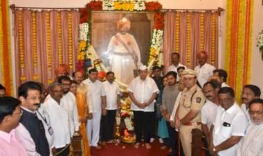 राजर्षी छत्रपती शाहू महाराज जयंतीनिमित्त पालकमंत्री हसन मुश्रीफ यांनी केले अभिवादन.