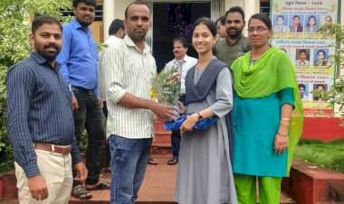 विद्यामंदिर परुळेच्या अर्पिता सामंतचा सामाजिक कार्यकर्ते नितिश कुडतरकर यांनी केला सत्कार.