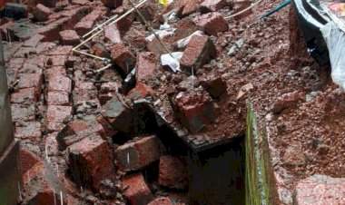 अतिवृष्टीमध्ये जामसंडे खाकशीवाडी येथे कोसळली पाऊलवाटेची संरक्षक भिंत; कोसळल्या संरक्षण भिंतीचे चिरे पेडणेकरांच्या अंगणात.