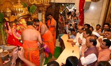 उपमुख्यमंत्री अजित पवार यांनी राष्ट्रवादीचे नेते, मंत्री आणि आमदारांसह सिध्दीविनायकाचे घेतले दर्शन.