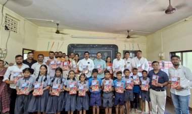 आमदार वैभव नाईक व शिवसेनेच्या वतीने कुडाळ तालुक्यातील विविध शाळांमध्ये मोफत वह्या वाटप.