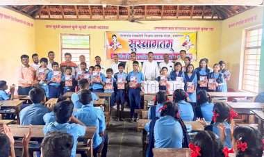 आमदार वैभव नाईक यांच्या वतीने वसोली, हळदीचे नेरूर, वाडोस व  माणगाव हायस्कुल मध्ये वह्या वाटप.