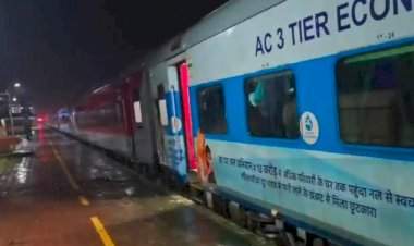 कोकण रेल्वे अद्यापही ठप्पच; रूळावरील दरड बाजूला करण्याचे काम सुरू.   १४ तासांपासून ट्रेन विविध स्थानकात थांबून; प्रवाशांचे प्रचंड हाल; ७ रेल्वेगाड्या रद्द.