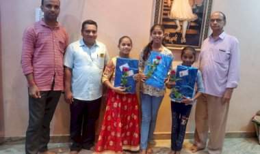 सामाजिक कार्यकर्ते विवेक कुबल यांनी विविध परिक्षेत आठवी मधून शिष्यवृत्ती पटकाविलेल्या राष्ट्रीय आर्थिक दुर्बल घटकांतील तीन विद्यार्थिनींचा केला सत्कार.