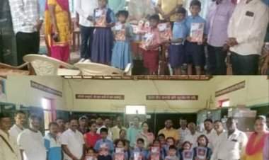 आडवली- मालडी मतदार संघात आमदार वैभव नाईक यांच्यामार्फत वह्यांचे वाटप.