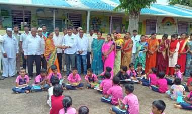 अहिल्यादेवी सामाजिक व शैक्षणिक विकास ट्रस्टच्या वतीने धोंडेवाडी कराड येथील प्राथमिक शाळेतील १०२ विद्यार्थ्यांना शैक्षणिक साहित्याचे वाटप.