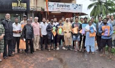 आमदार वैभव नाईक आणि शिवसेना मालवणच्या वतीने मालवण नगरपालिकेच्या २८ सफाई कर्मचाऱ्यांना रेनकोटचे वाटप.