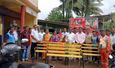 असलदे येथे आ.नितेश राणे यांच्या माध्यमातून लोखंडी बाकड्यांचे वाटप.