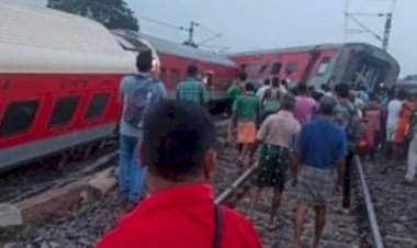 झारखंडमध्ये मुंबई-हावडा एक्स्प्रेसचा भीषण अपघात; १४ डब्बे रूळावरून घसरले; १० जण जखमी; बचावकार्य सुरू.