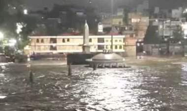 नाशिकमध्ये मुसळधार पावसामुळे महापूर; जनजीवन विस्कळीत.