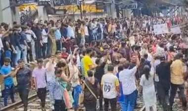 बदलापूर आंदोलनाला हिंसक वळण; शाळा, रेल्वे स्थानक व पोलिसांवर तुफान दगडफेक.   रेल रोकोवर आंदोलक ठाम.