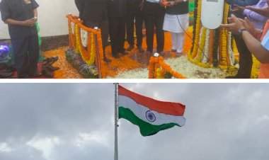 देवरूख तहसिल कार्यालयाच्या आवारात ७५ फुट ध्वजस्तंभाचे लोकार्पण.