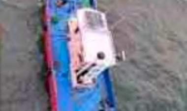 पूर्णगड समुद्रात मासेमारी करणारी नौका खराब वातावरणामुळे बुडाली; दोघा खलाशांना वाचवण्यात तटरक्षक दल आणि मत्स्य विभागाला यश.