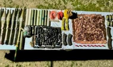 जम्मू-काश्मीरमधील कुपवाडा येथे जंगलामध्ये लष्कराला सापडला मोठा शस्त्रसाठा.