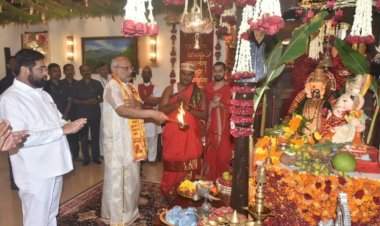 मुख्यमंत्र्यांच्या वर्षा निवासस्थानी राज्यपाल सी.पी. राधाकृष्णन यांनी घेतले श्री गणेशाचे दर्शन.