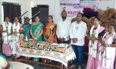 परुळे येथे अंगणवाडी सेविकांचा सत्कार.