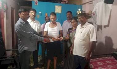 कॅन्सरची शस्त्रक्रिया झालेल्या नागरिकाला आमदार वैभव नाईक यांनी दिला आर्थिक  मदतीचा हात.