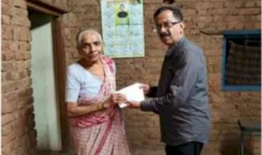 कोलगावातील निराधार वृद्धेला विशाल परब यांच्याकडून आर्थिक मदत