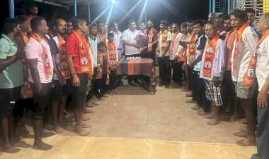 मालवण तालुक्यातील वरची गुरामवाड मधील ग्रामस्थांचा  शिवसेनत जाहीर प्रवेश  आमदार वैभव नाईक यांच्या उपस्थितीत हाती घेतला भगवा