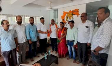 घोटगेचे भाजप ग्रामपंचायत सदस्य दिपाली सावंत यांनी हाती घेतली मशाल  आ. वैभव नाईक यांनी शिवबंधन बांधून केले पक्षात स्वागत