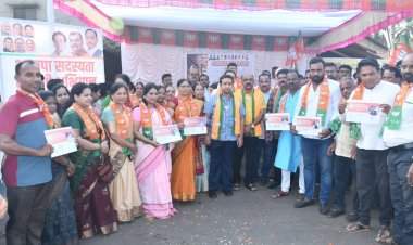 मंत्री नितेश राणे यांनी वेंगुर्ले शहरातील सदस्यता नोंदणी बूथला भेट देते घेतला आढावा.