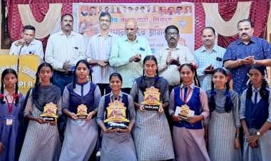 संविधान गौरव अभियान अंतर्गत वक्तृत्व स्पर्धेत उभादांडाची अमृता नवार प्रथम