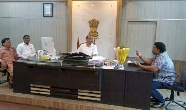 रवींद्र खेबुडकर यांची उबाठा शिवसेनेच्या पदाधिकाऱ्यांनी घेतली भेट,  जलजीवन मिशनची प्रलंबित कामे लवकर पूर्ण करण्याबाबत केली चर्चा