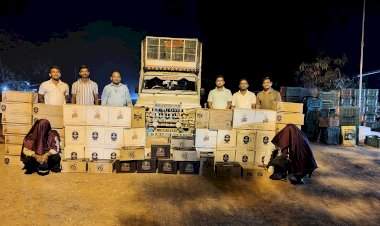 बेकायदा दारू वाहतूक केल्याप्रकरणी दोघांना अटक