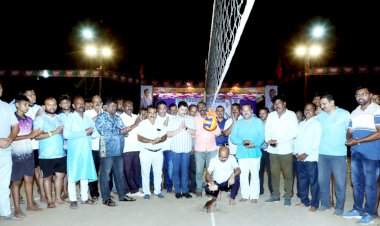 भव्य प्रकाशझोतातील खुल्या व्हॉलीबॉल स्पर्धेचे वेंगुर्ल्यात शानदार उद्घाटन