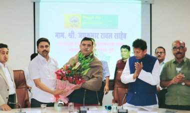 पणन व राजशिष्टाचार मंत्री जयकुमार रावल यांची जिल्हा बँक प्रधान कार्यालयाला भेट