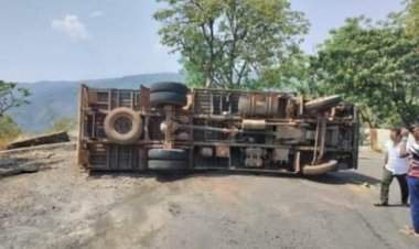 तिलारी घाटात  मालवाहतूक करणारा ट्रक उलटला.