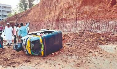 संगमेश्वरमध्ये महामार्गावर दरड कोसळली