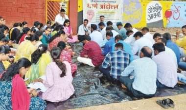 कृषी सहायक संघटनेचे जिल्हाधिकारी कार्यालयासमोर आंदोलन