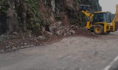 वैभववाडी येथील भुईबावडा घाटात दरड कोसळली