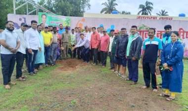 वेंगुर्ला कँम्प स्टेडियम येथे वृक्षारोपण कार्यक्रम संपन्न........सचिन वालावलकर मित्रमंडळ वेंगुर्ला व नगरपरीषद वेंगुर्ला यांच्या संयुक्त विद्यामाने आयोजन