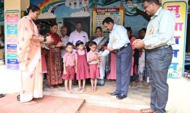 कुडाळ पणदूर येथे जिल्हाधिकाऱ्यांनी साधला विद्यार्थ्यांशी संवाद