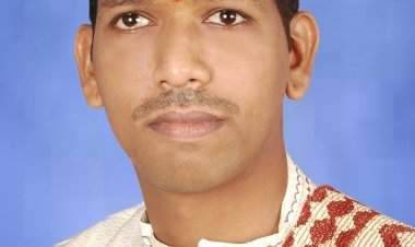 वेंगुर्ला येथील सचिन पालव याला तबला, हार्मोनियम, गायन व पखवाजमध्ये 'विशारद' पदवी