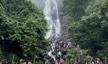 आंबोली धबधब्यावर पर्यटकांची अफाट गर्दी